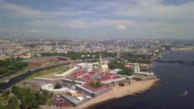 St. Petersburg şehri Neva gemilerindeki Peter ve Paul Kalesi manzaralı.
