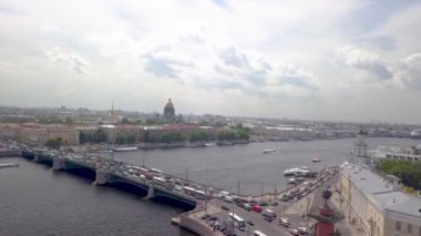 St. Petersburg şehri St. Isaacs Katedrali ve Palace Köprüsü manzaralı.