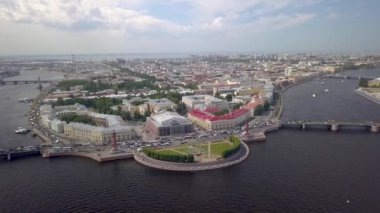 St. Petersburg şehri Vasilievsky adası okunun hava görüntüsü