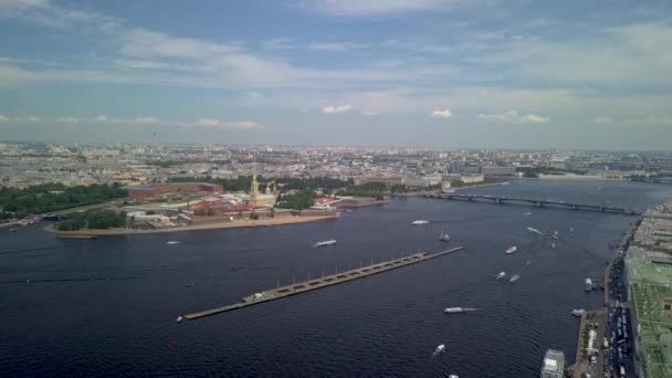 상트페테르부르크 시에서는 배를 타고 가는 페터르 요새와 폴 요새를 바라본다 — 비디오
