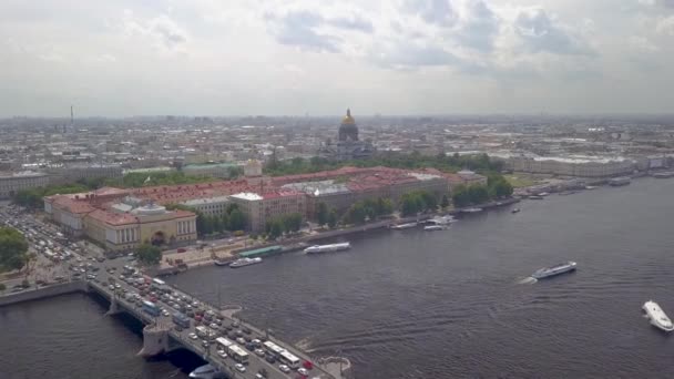Város Szentpétervárról kilátás a Szent Izsák katedrálisra és a palota hídjára a levegőből — Stock videók