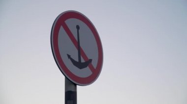 Gün batımına karşı çapraz çapraz çapraz çapa işareti
