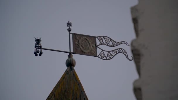 Pskov city weather vane on the roof of the fortress — Stock Video