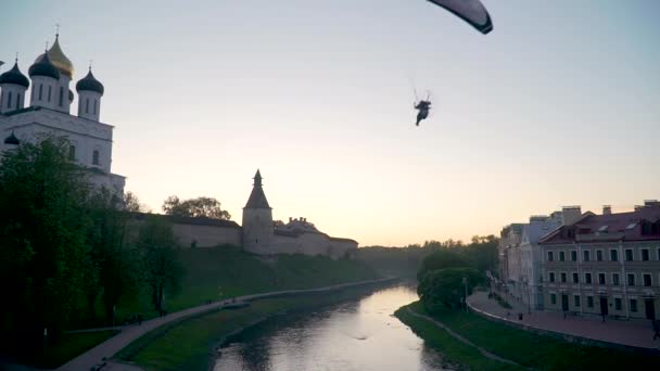 橋から教会へのプスコフ市内の景色と川はパラグライダーを飛ぶ — ストック動画