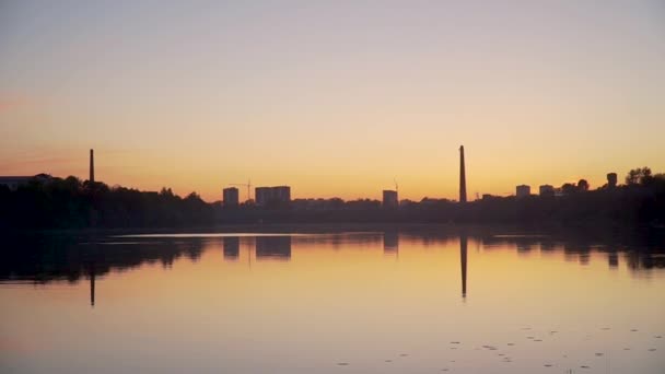 Paisaje de la ciudad y el lago en la puesta del sol — Vídeos de Stock