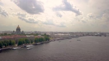 St. Petersburg şehri St. Isaacs Katedrali ve Palace Köprüsü manzaralı.