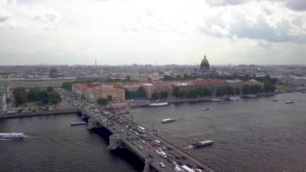Cidade São Petersburgo vista da Catedral de São Isaacs e Ponte do Palácio a partir do ar — Vídeo de Stock