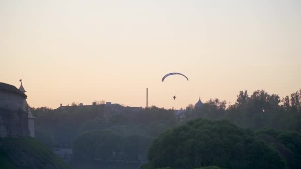 프스코프 시에서 교회로 향하는 다리와 강 이 패러글라이더를 날려 보내는 모습 — 비디오
