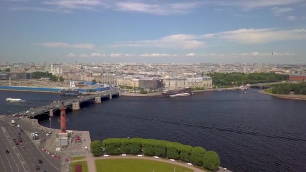 Egy panoráma a város Szentpéterváron egy madár repülés — Stock videók