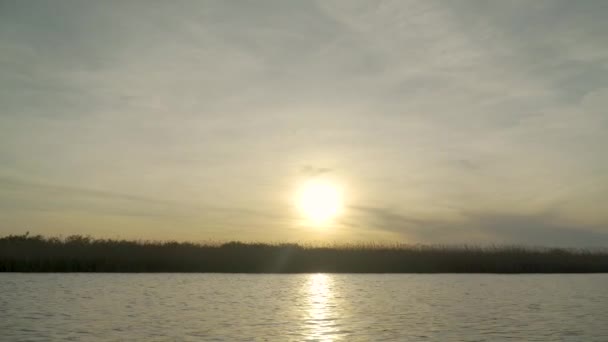 Zeer mooie zonsondergang aan het meer Pskov — Stockvideo