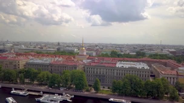 Санкт-Петербург с высоты птичьего полета над Невой в сторону Адмиралтейства — стоковое видео