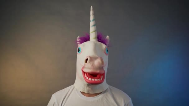 L'uomo con la maschera dell'unicorno indossa una maschera protettiva — Video Stock