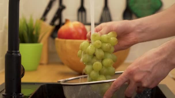 Człowiek myje się pod bieżącą wodą winogrona — Wideo stockowe