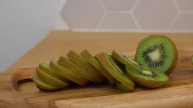 kivi dilimleri doğrama tahtasının üzerinde yatıyor