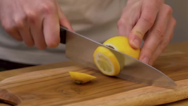 Homme tranches de citron tranches sur une planche à découper — Video