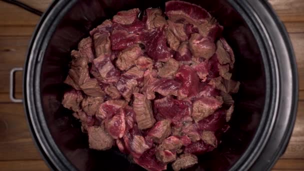 Carne cozida em um fogão lento é vapor — Vídeo de Stock