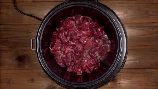 Carne cozida em um fogão lento é vapor — Vídeo de Stock