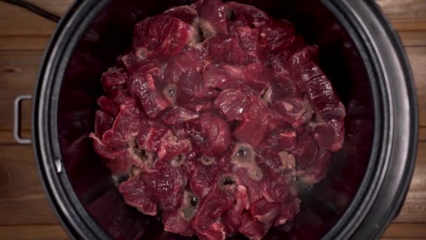 Carne cozida em um fogão lento é vapor — Vídeo de Stock