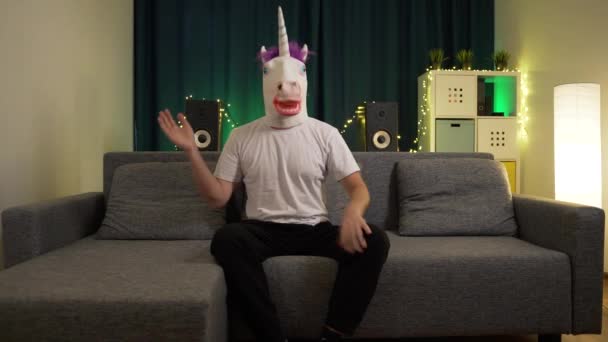 El hombre con la máscara del unicornio se golpea en la cara — Vídeos de Stock