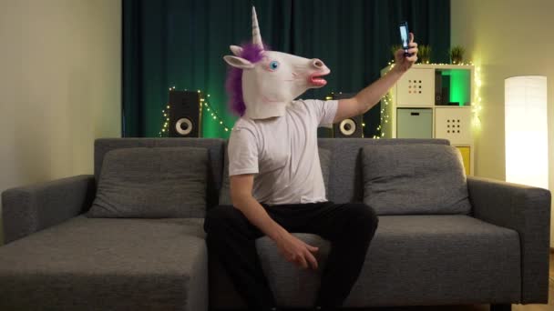 L'homme au masque licorne se tire dessus avec un téléphone de caméra — Video