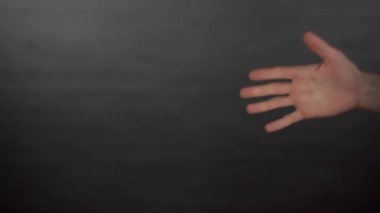 Tokalaşmak istiyorum, biri eldivensiz diğeri eldivenli, ve biri reddediyor.