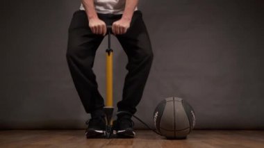 Erkek bir basketbol pompası pompalar