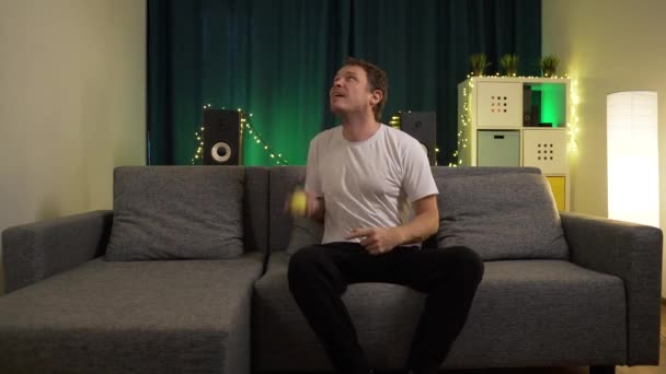 Man jonglera bollar för den stora tennis det är inte särskilt bra på det — Stockvideo