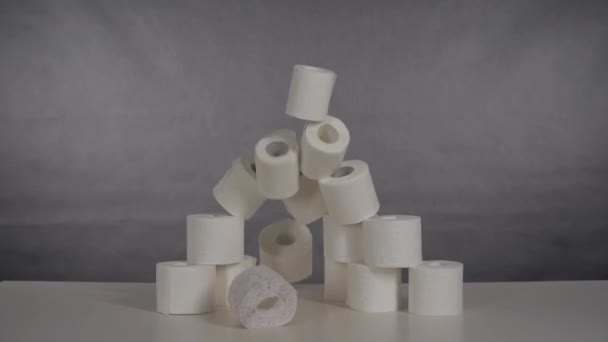 Uma pirâmide de papel higiênico destrói um rolo de papel higiênico — Vídeo de Stock