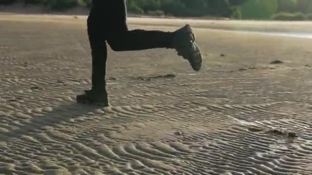 Hombre corriendo en la playa pies primer plano — Vídeo de stock
