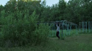 Spor sahasında bir adam spor yapıyor.