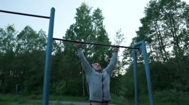 Spor sahasında bir adam spor yapıyor.