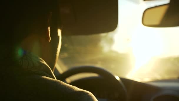 Un hombre montando en el coche mientras conduce para encontrarse con el sol — Vídeos de Stock