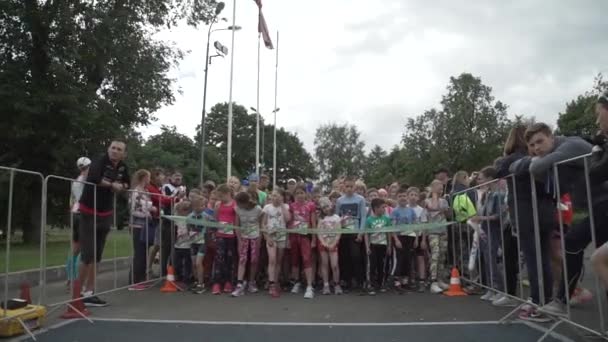 Niños de pie en el inicio antes de la carrera — Vídeos de Stock
