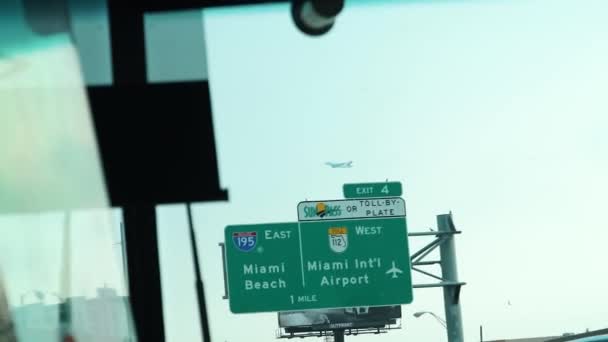 La vue depuis les panneaux routiers, l'aéroport et la plage de Miami — Video