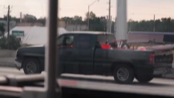 Blick aus dem Seitenfenster des Busses auf einen Pickup — Stockvideo