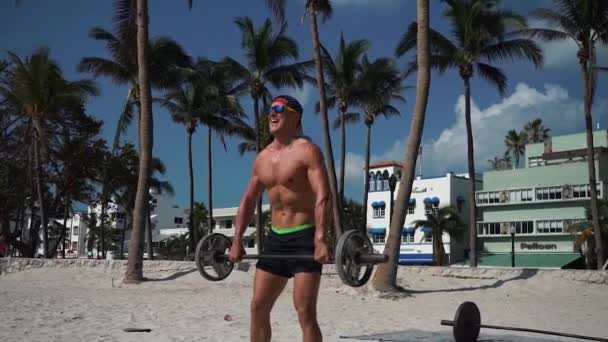 Miami, EE.UU. - 10 de septiembre de 2017: hombre musculoso haciendo ejercicios con barra de pesas — Vídeo de stock