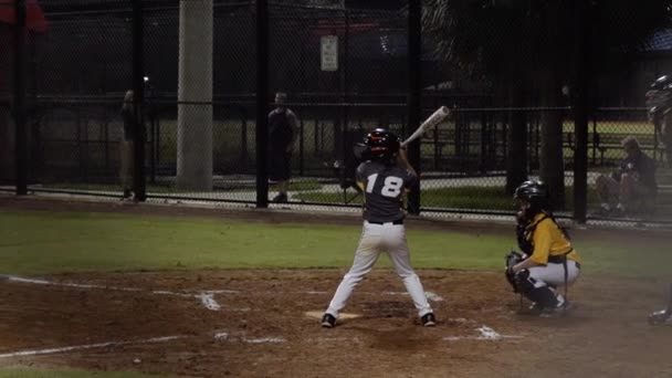 Fort Lauderdale, USA - 12 september 2017: pojkbaseballspelare slår bollen — Stockvideo