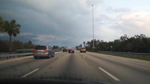 Miami, USA - 10 september 2017: Zicht vanuit het raam van de auto op de weg — Stockvideo