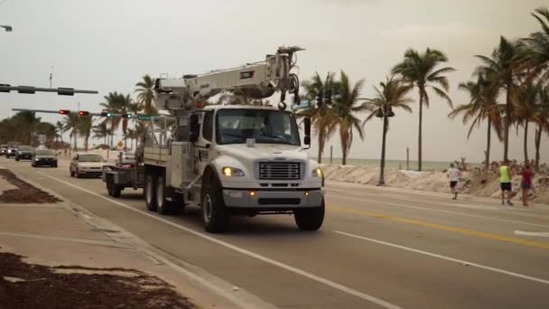 Miami, USA - 11 settembre 2017: su strada passa la gru cargo — Video Stock