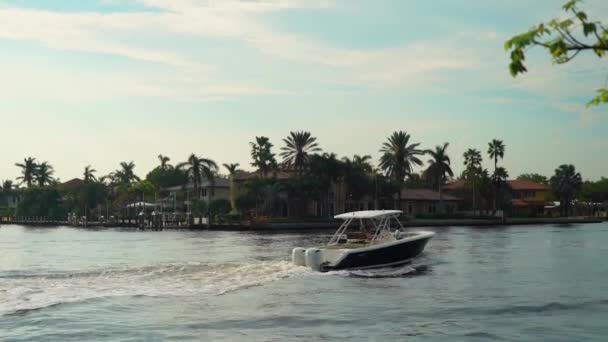 Miami, EE.UU. - 11 de septiembre de 2017: en el canal de Miami hay barcos y barcos — Vídeo de stock