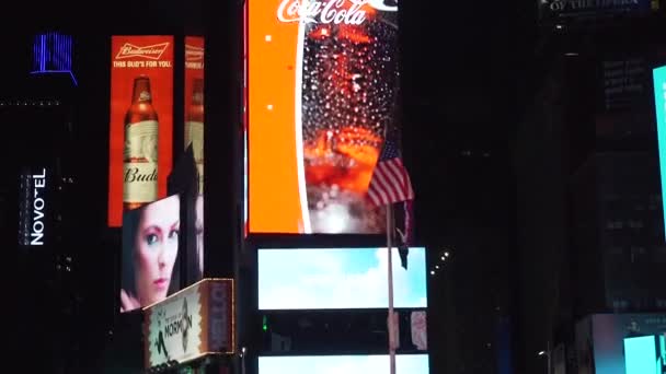 New York, USA - 13 september 2017: Screen på Times Square reklam Coca Cola — Stockvideo