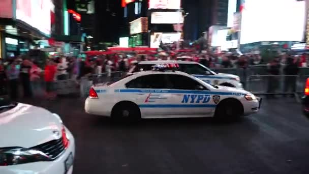 New York, USA - 13 september 2017: Times Square-wandelaars rijden in COP-auto 's — Stockvideo