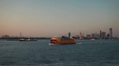 New York, ABD - 13 Eylül 2017: gemi Özgürlük Heykeli yakınlarında suyun üzerinde yüzüyor