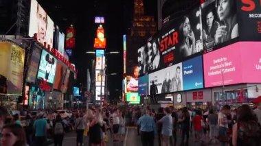 New York, ABD - 13 Eylül 2017: Times Meydanı 'nda bir sürü insan yürüyor