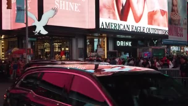 New York, USA - 13 september 2017: Times Square gående människor kör COP bilar — Stockvideo