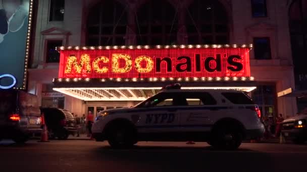 New York, USA - 13 september 2017: Times Square politieauto naast een McDonald 's — Stockvideo