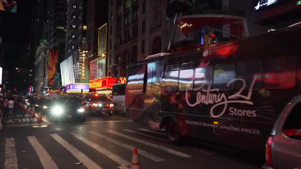 Nueva York, EE.UU. - 13 de septiembre de 2017: Noche en Times Square, caminata de ambulancias — Vídeos de Stock