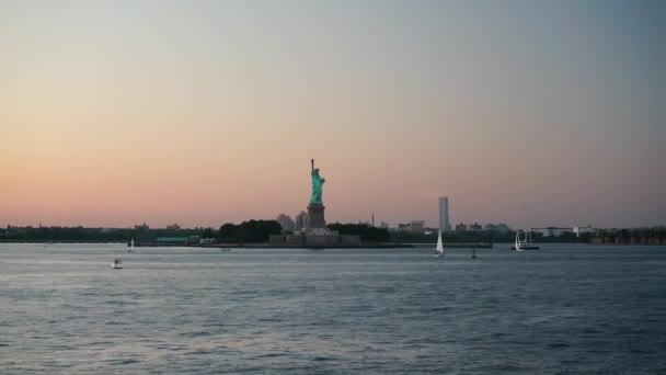 Nova Iorque, EUA - 13 de setembro de 2017: um iate no fundo da estátua da Liberdade — Vídeo de Stock