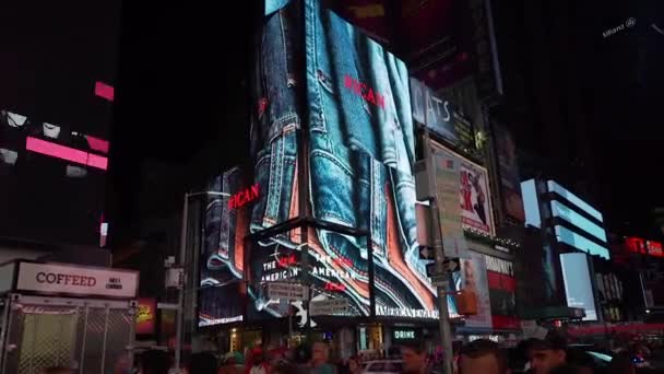 New York, USA - 13 september 2017: Scherm op Times Square voor jeans — Stockvideo