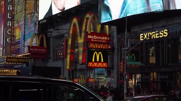 New York, USA - 13 september 2017: Times Square McDonald 's och anslagstavlor — Stockvideo